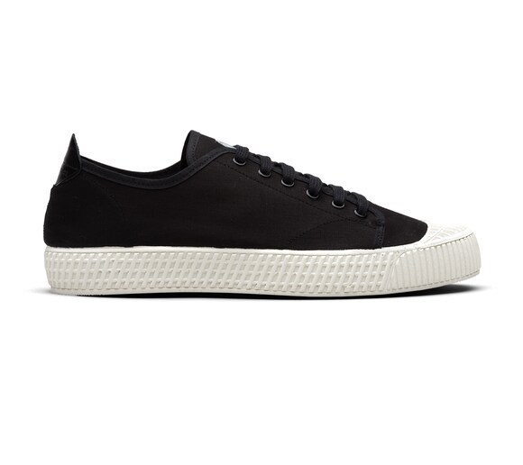 CANVAS SNEAKER